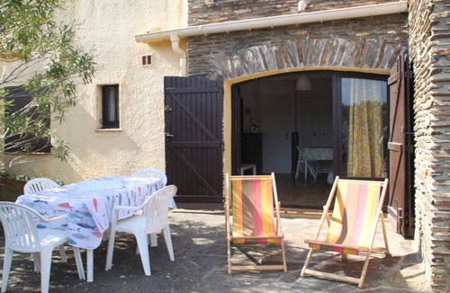 Collioure Apartment | LARGE AIR-CONDITIONED STUDIO. NEAR SEA.SWIMMING POOL. IDEAL FOR 2 TRAVELERS.