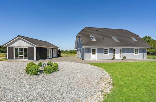 Gatten House | Large and beautifully situated vacation home with large garden and whirlpool bath.