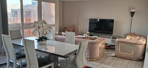 Creil Apartment | Large and superb apartment near Paris