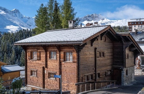 Arosa Ski Chalet | Large and unique Flöka Hus