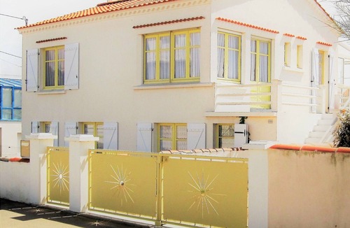 Notre-Dame-de-Monts Apartment | Large apartment in villa near beach terrace veranda