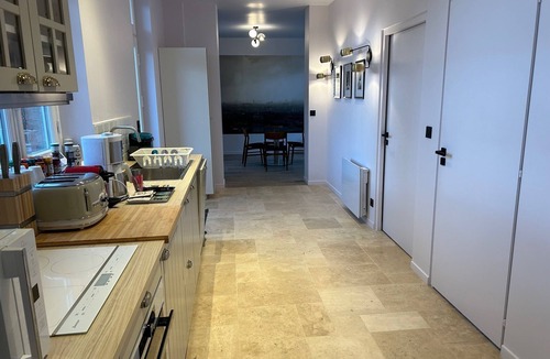 Villers-Cotterets Apartment | Large apartment with fireplace