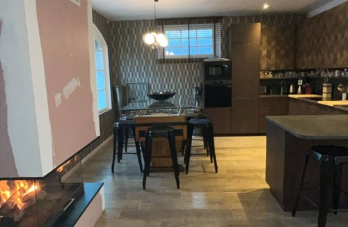 Villers-Cotterets Apartment | Large apartment with fireplace