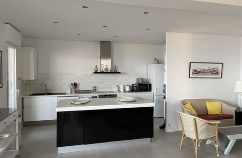 Carnon-Plage Apartment | Large apartment directly on the beach, 1st floor