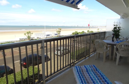 Pornichet Apartment | Large apartment Facing the sea in front of the beach, Centre, magnificent view, private parking