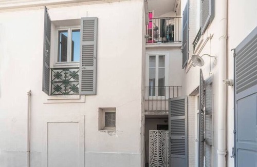 Champ-Capelet Apartment | Large apartment with terrace, free parking