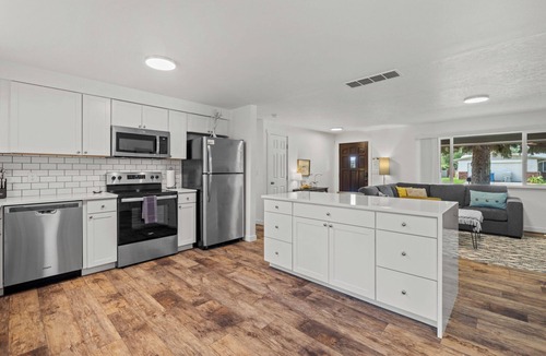 West Bench House | Large Backyard- Family and Pet Friendly