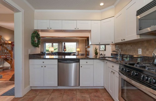 Quechee Condo | Large Backyard, Game Room, Has AC - Saltbox 1D