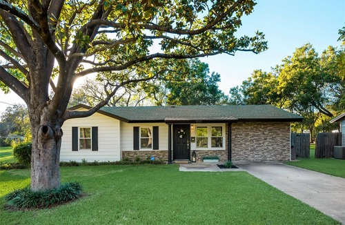 Haltom City House | Large backyard ideal for kids and pets alike