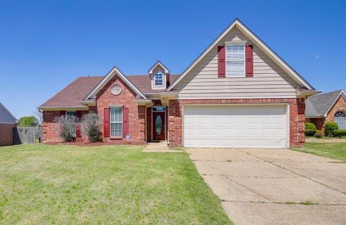 Southaven House | Large Backyard: Peaceful Home in Southaven!