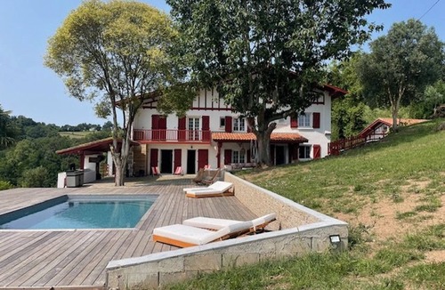Hasparren Villa | Large Basque house for 14, game room, Internet