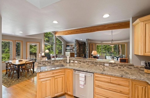 Black Butte Ranch House | Large BBR 4Bed 4Bath home, off of GMGC 13th Hole. Next to private forest land