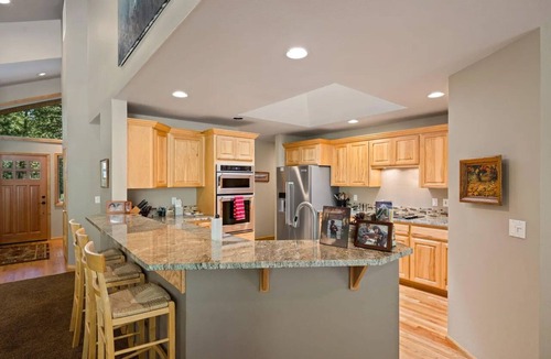 Black Butte Ranch House | Large BBR 4Bed 4Bath home, off of GMGC 13th Hole. Next to private forest land
