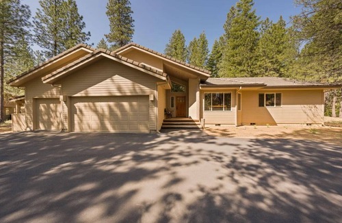 Black Butte Ranch House | Large BBR 4Bed 4Bath home, off of GMGC 13th Hole. Next to private forest land