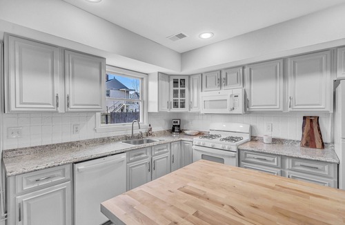 Keansburg House | Large Beach House &Front WaterPark