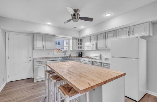 Keansburg House | Large Beach House &Front WaterPark