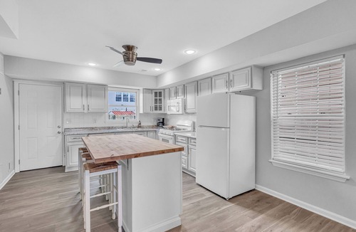 Keansburg House | Large Beach House &Front WaterPark