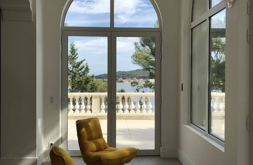 La Seyne-sur-Mer House | Large beachfront property with hotel services