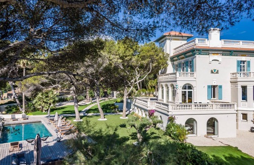 La Seyne-sur-Mer House | Large beachfront property with hotel services