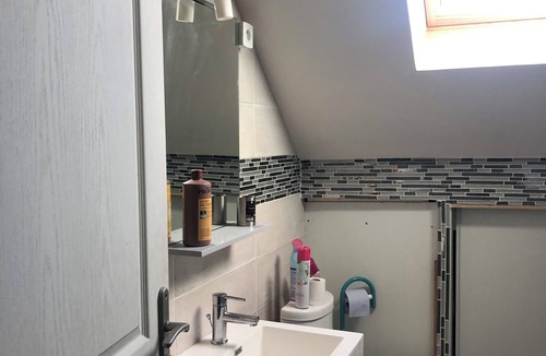Touques Bed & Breakfast | LARGE BEDROOM WITH EN-SUITE BATHROOM IN HOUSE