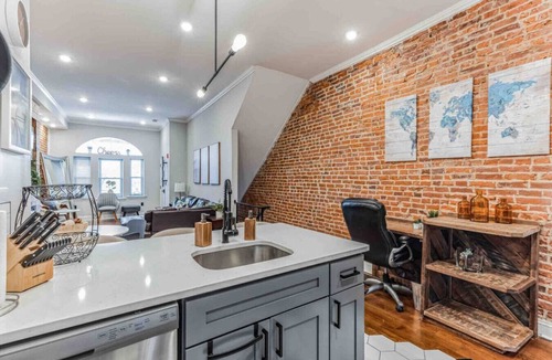 North Philadelphia West Apartment | Large Bi-Level 3/2 w/Patio | 10 min to DT