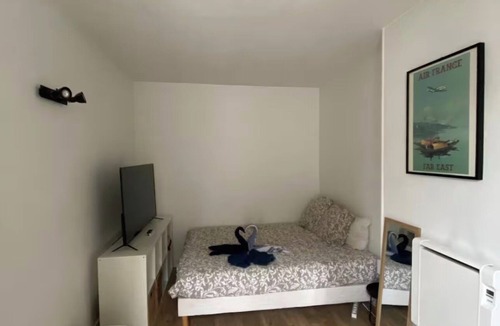 Clichy Apartment | Large bright apartment 5 minutes from Paris