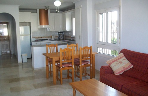 La Florida Apartment | Large Bright Apartment (Non Smoking). 100 Mb wifi (sleeps 4 plus pull out bed).