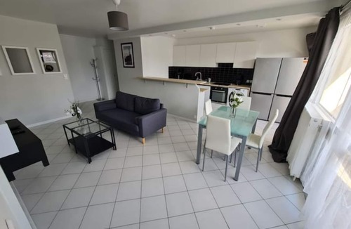 Saint-Etienne-des-Hautes-Terres Apartment | Large bright apartment in Le Havre