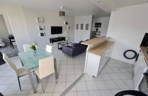 Saint-Etienne-des-Hautes-Terres Apartment | Large bright apartment in Le Havre