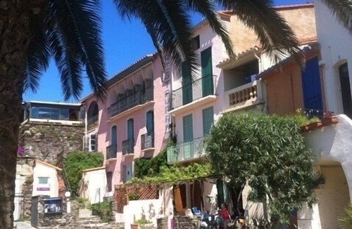 Les Platanes Apartment | Large bright apartment - beside park.