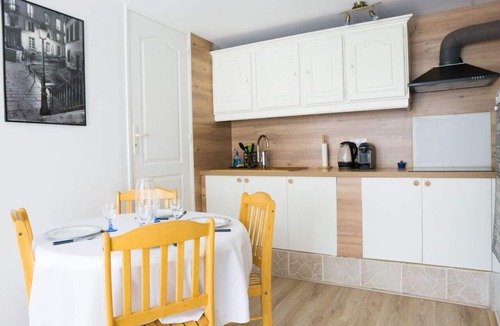 Bois-d'Arcy Apartment | large, bright studio for 4 people