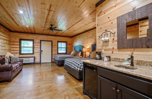 Broken Bow Cabin | Large Broken Bow Lodge w/Pool | Perfect for Events