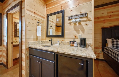 Broken Bow Cabin | Large Broken Bow Lodge w/Pool | Perfect for Events