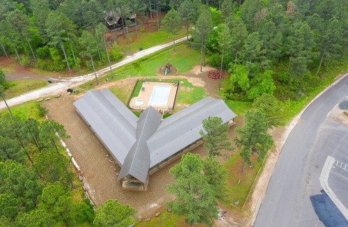 Broken Bow Cabin | Large Broken Bow Lodge w/Pool | Perfect for Events