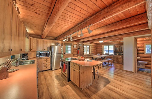 Sagle Cabin | Large Cabin w/Fire Pit + Grill on 34 Acres!