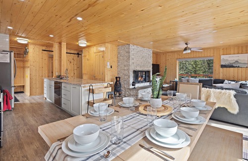 Red River House | Large Cabin "Wright on the River" 5 Star-Riverfront-WIFI-Firepit-Large Deck-Mountain Views