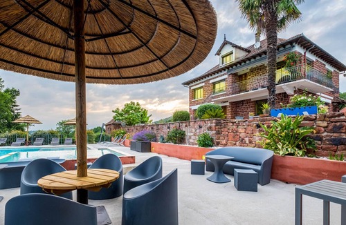 Meyssac Cottage | large capacity cottage with heated infinity pool and Jacuzzi