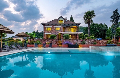 Meyssac Cottage | large capacity cottage with heated infinity pool and Jacuzzi