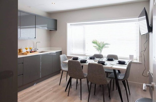 Leeds Apartment | Large Central 2/3 Bed - Contractors-Professionals