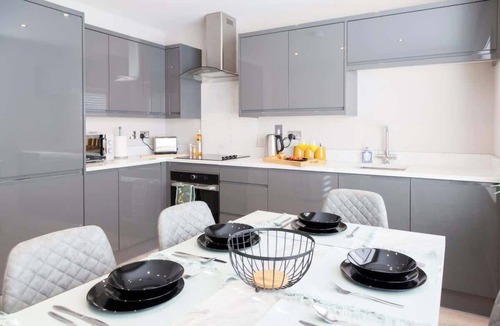 Leeds Apartment | Large Central 2/3 Bed - Contractors-Professionals