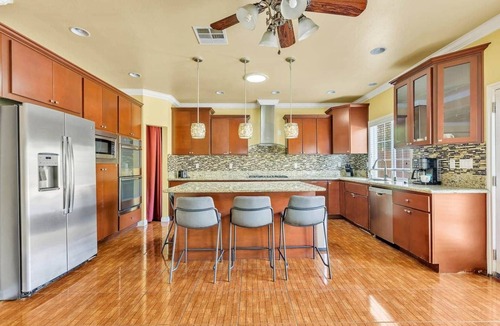 Loma Linda House | Large | Central Home | Private| Crib | King Bed