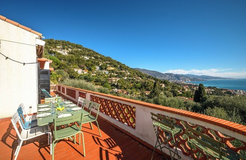 Roquebrune-Cap-Martin Villa | Large charming villa with sea view, near Monaco with garden and parking space