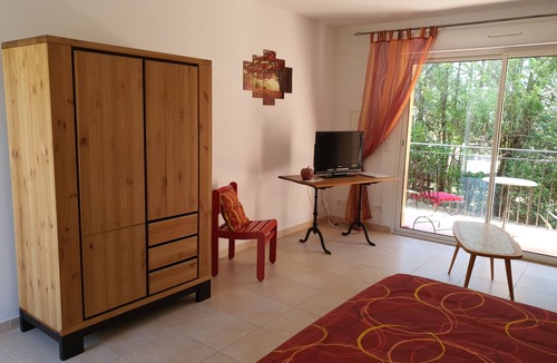Aubais Bed & Breakfast | Large Chambre D'hôtes (2) Avec Terrasse au Calme. Pets Accepted