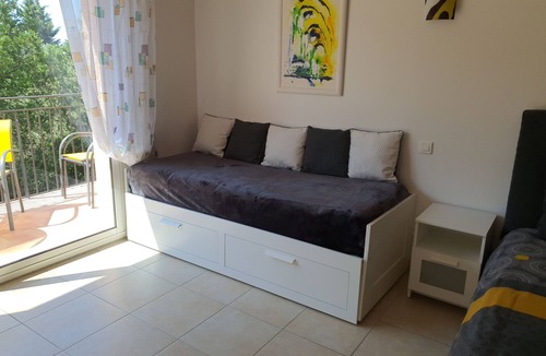 Aubais Bed & Breakfast | Large Chambre D'hôtes (3) Avec Terrasse au Calme. Pets Accepted
