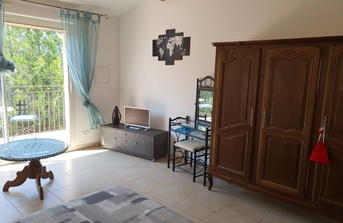 Aubais Bed & Breakfast | Large Chambre D'hôtes (4) Avec Terrasse au Calme. Pets Accepted