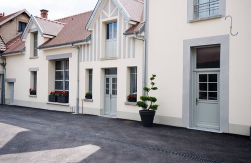 Verneuil Villa | Large charming cottage in Champagne with heated pool