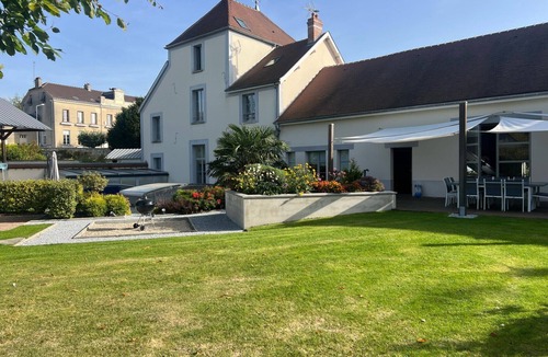 Verneuil Villa | Large charming cottage in Champagne with heated pool