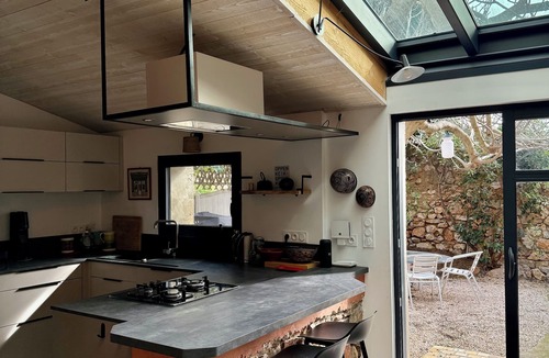 Grottes Caves House | Large, charming house for family get-togethers 10' from the beach