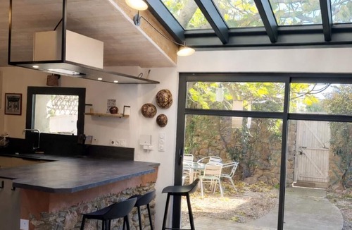 Grottes Caves House | Large, charming house for family get-togethers 10' from the beach