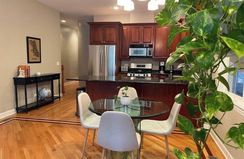 West Town Condo | Large Chicago 3BR/3BA Sleeps 7 Near Downtown
